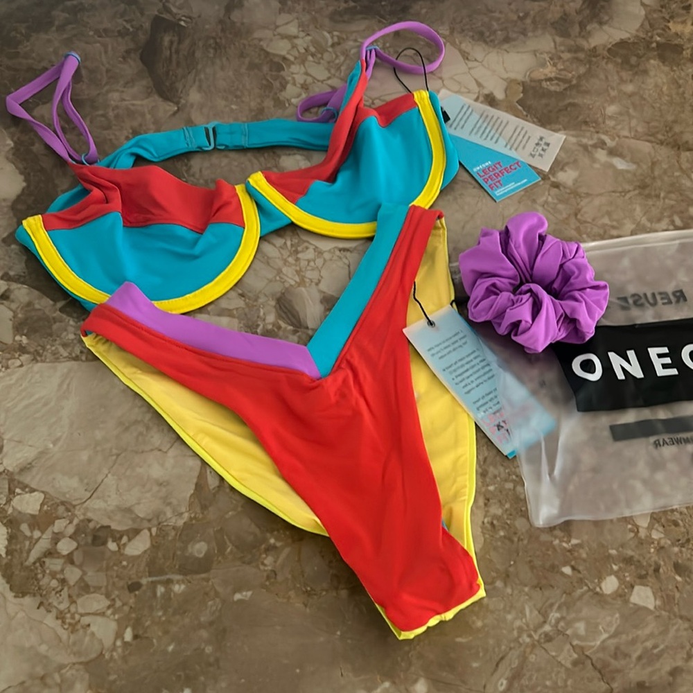 BNWT ONEONE color block bikini set w  scrunchie.Top Medium. Bottom Small